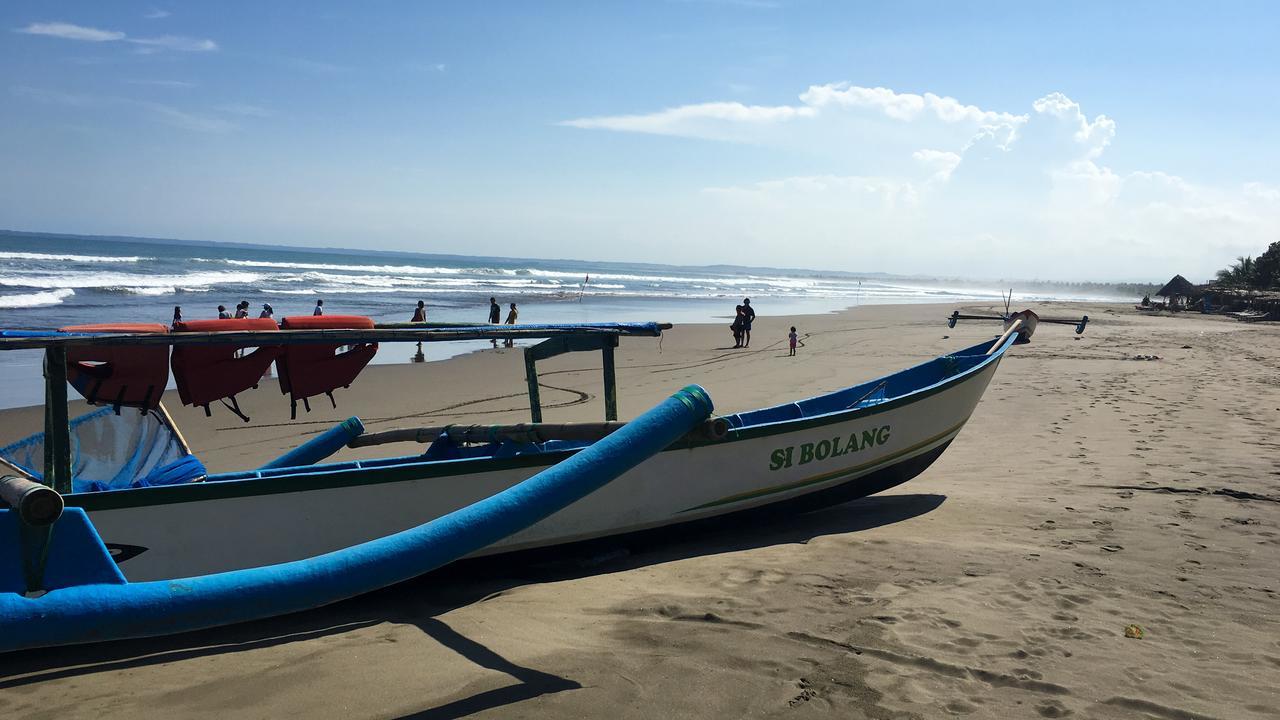 Uni Beach Hotel Pangandaran Exterior foto